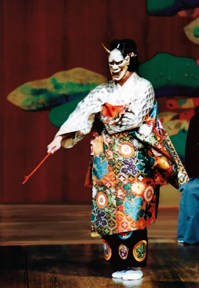 はじめての能楽鑑賞 能装束着付実演と能『葵上』 | 滋賀県観光情報