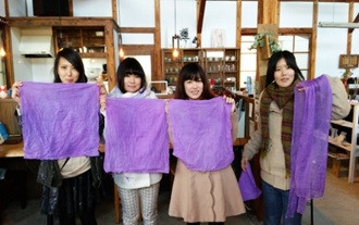 絶滅危惧種「ムラサキ」で染める 東近江市の万葉ロマン体験 | 滋賀県