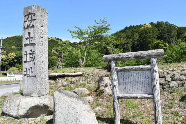 安土城跡 | 滋賀県観光情報［公式観光サイト］滋賀・びわ湖のすべてが